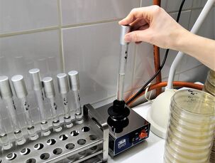 Homogenizace vzorku ve zkumavce (mikrobiologické zpracování)