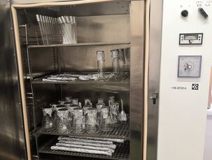 Horkovzdušný sterilizátor - sterilizace skla (mikrobiologické zpracování)