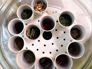 Stanovení popela (zkouška na stanovení anorganického znečištění bylin) - vzorky připravené ke spálení v muflové peci (analytické zpracování)