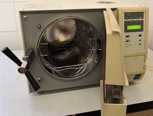 Autokláv - slouží ke sterilizaci a přípravě kultivačních médii a dekontaminaci použitých vzorků (mikrobiologické zpracování)