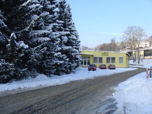 Administrativní budova v zimě