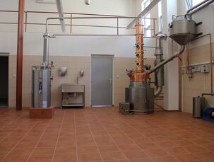 Destilační kolona z dálky