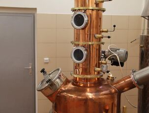 Destilační kolonka z blízka